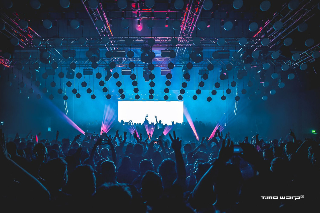 Веселящиеся люди на техно-фестивале Time Warp Фестиваль Time Warp